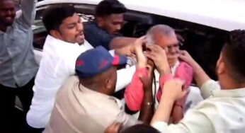 राष्ट्रवादी काँग्रेसच्या कार्यकर्त्यांनी पुण्यात प्राध्यापक नामदेव जाधव यांना काळं फासल